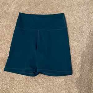 BRAND NEW NEVER WORN W TAGS SIZE M BIKER SHORT SET ACTIVE